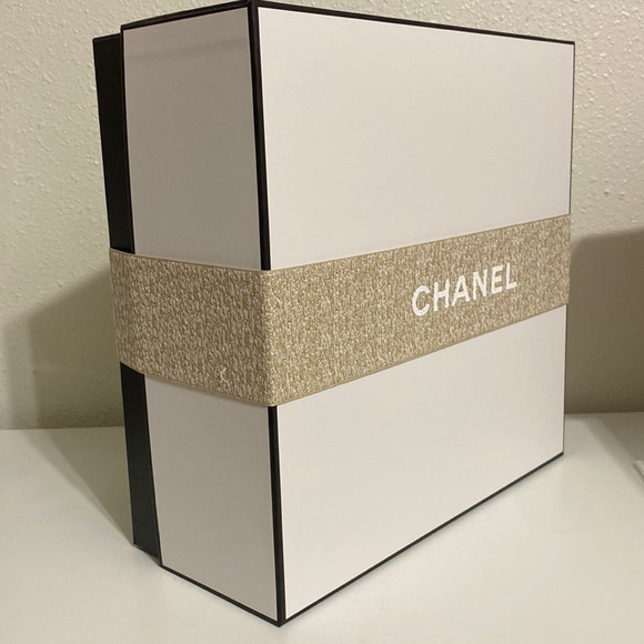 Chanel Gift Box Holiday 2023 see all photos - Picture 5 of 15